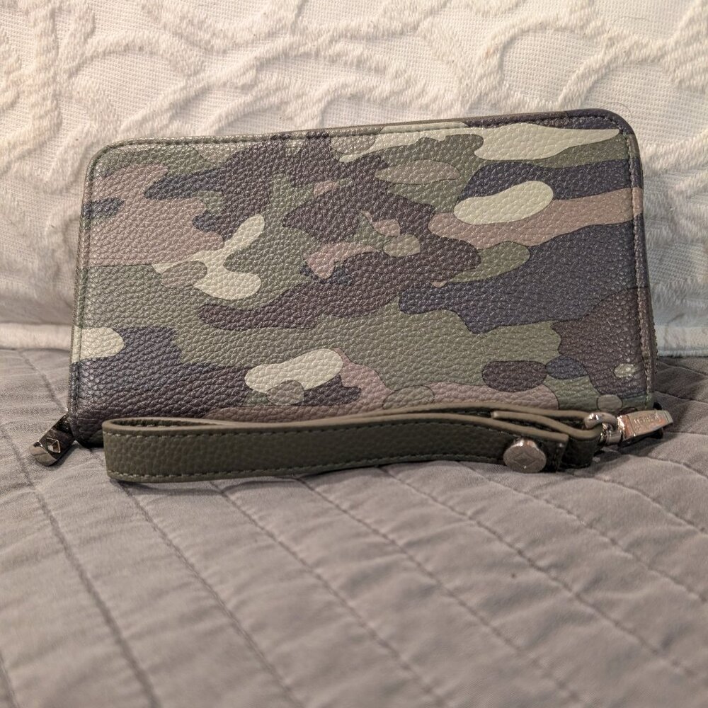 Thirty-One All About The Benjamins Wallet- Camo